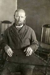 Иван Лебедев играет на самодельном кантеле. 1938