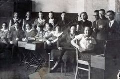 Кружок кантелистов в период празднования 100-летия первого издания эпоса «Калевала». Петрозаводск, 1935. Справа (стоят) – Леопольд Теплицкий и Виктор Гудков