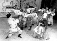 «Карельская рыбацкая пляска» (постановка Василия Кононова). Солисты — Эльза Баландис и Илья Жуков.
