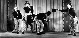 Танец «Маршаллизованная Европа». 1949 г. Из дневника артиста: «Новый танец «Маршаллизованная Европа» имел огромный успех. Кононов, еще разводя танец, сказал: будешь танцевать дядю Сэма <…> Дядя Сэм сидит в кожаном кресле в центре сцены у задника. В зубах 