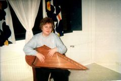 Наталья Акулишнина с финским концертным кантеле Валентины Матвеевой. Финляндия, конец 1990-х гг.